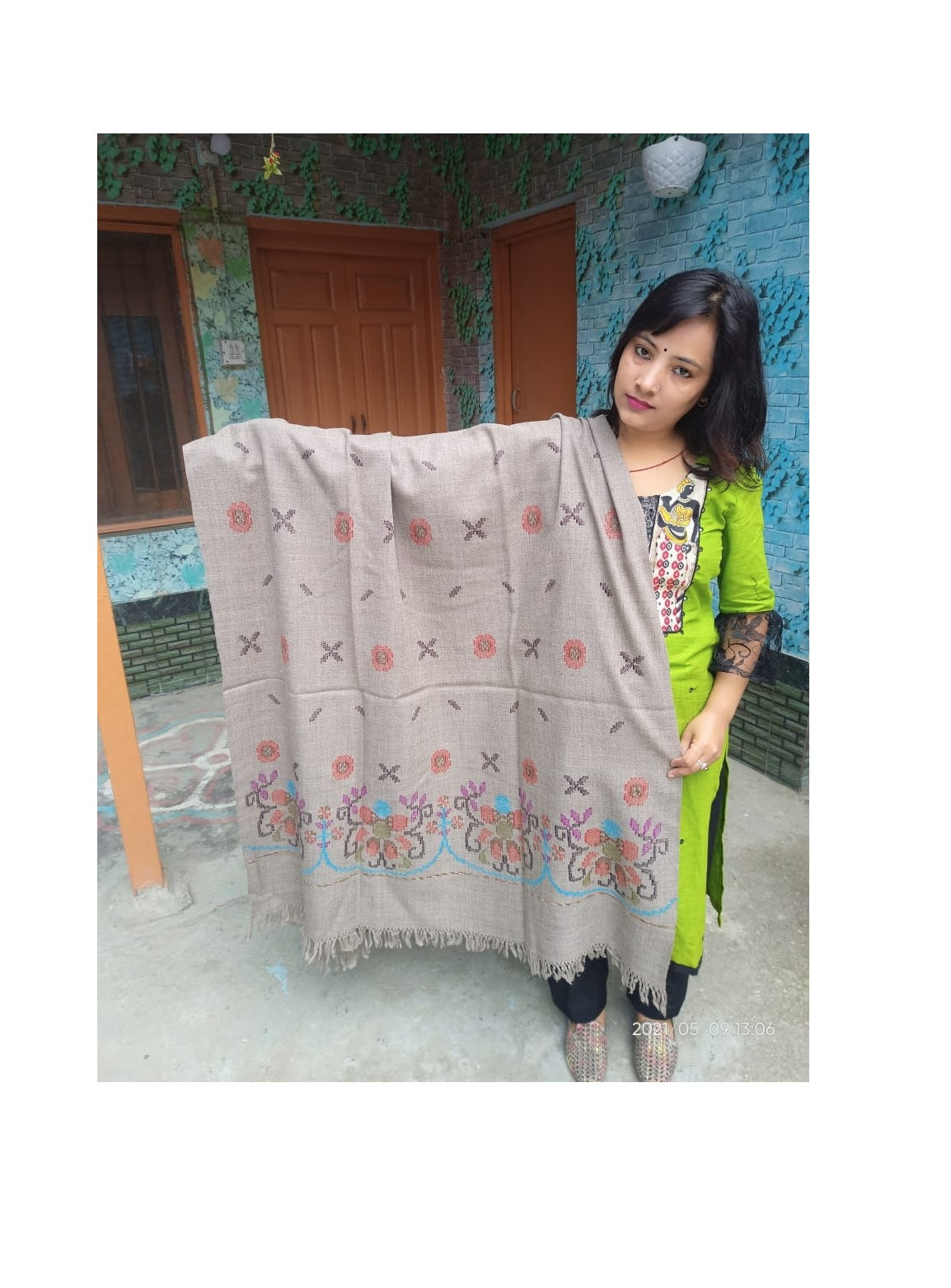 himachali shawls online PURE YAK WOOL ANGORA FLOWER DESIGN KULLU SHAWL GREY 2199.00 aruna kullu handloom